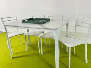 Mesa de cocina y 4 sillas nuevas