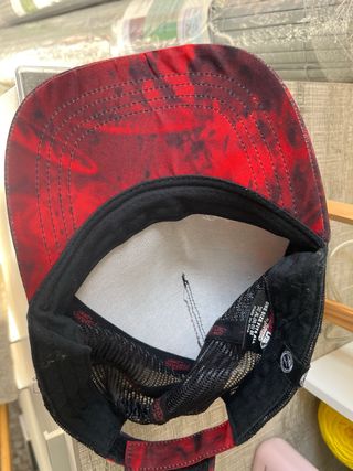 Gorra de malla roja y negra