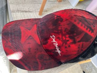 Gorra de malla roja y negra
