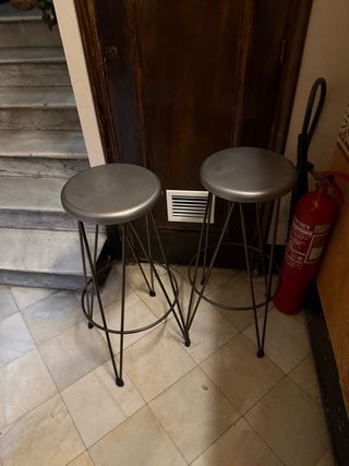 Taburetes altos metálicos plateados