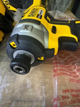 DeWalt DCF 887 XR 18V Taladro + Baterías y Cargado