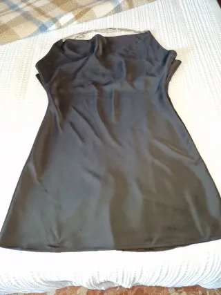 Vestido de fiesta con pedrería satinado en negro