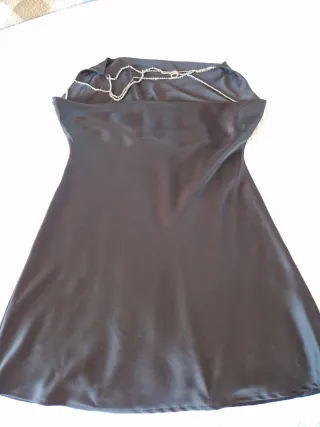 Vestido de fiesta con pedrería satinado en negro