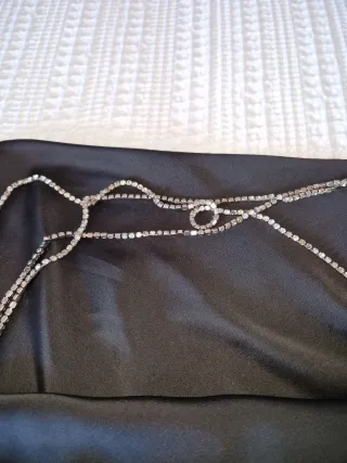 Vestido de fiesta con pedrería satinado en negro