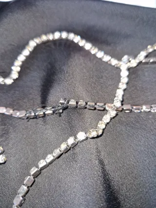 Vestido de fiesta con pedrería satinado en negro