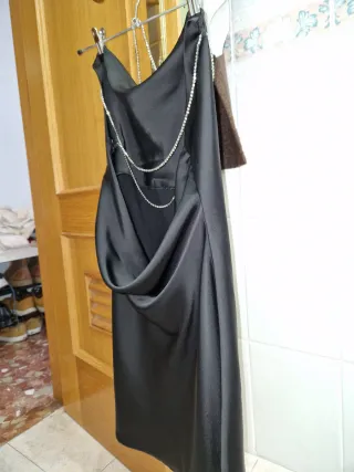 Vestido de fiesta con pedrería satinado en negro