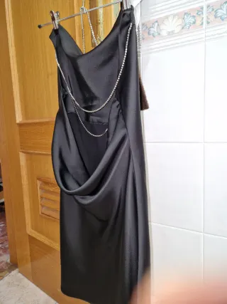 Vestido de fiesta con pedrería satinado en negro