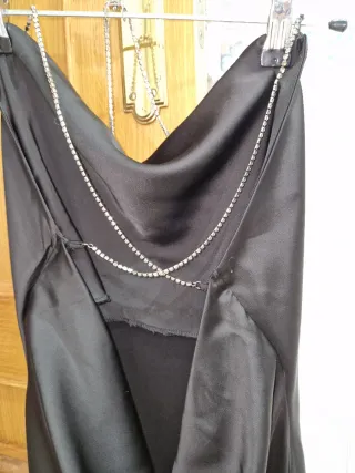 Vestido de fiesta con pedrería satinado en negro