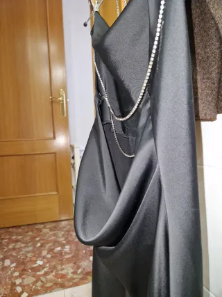 Vestido de fiesta con pedrería satinado en negro