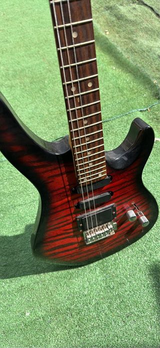 Guitarra Eléctrica Roja y Negra