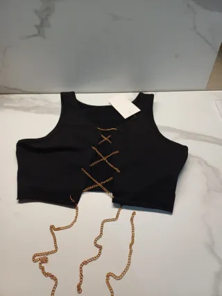 Top nero con catena oro