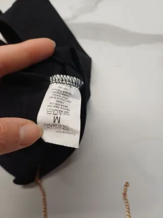 Top nero con catena oro