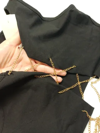 Top nero con catena oro