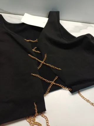 Top nero con catena oro