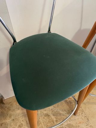 Taburetes madera y metal verde