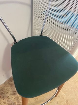 Taburetes madera y metal verde