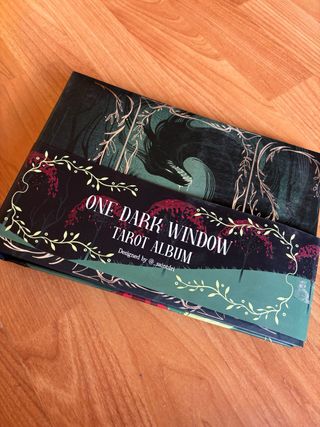 Tarot Fairyloot + Álbum One Dark Window