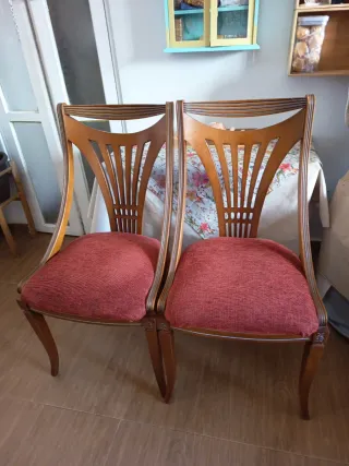 Dos Sillas Clásicas Madera y Tela 12€ las dos