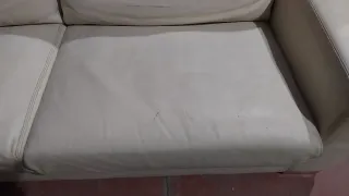 Sofá de piel beige más sillón
