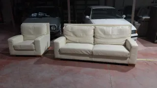 Sofá de piel beige más sillón
