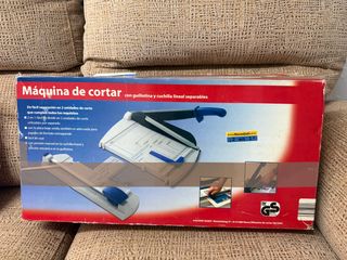 Máquina de cortar con guillotina y cuchilla.