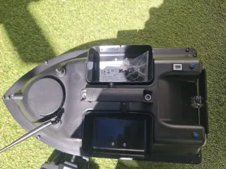 Barco cebador con mando