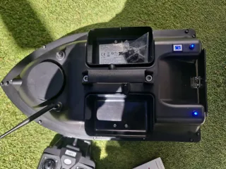 Barco cebador con mando