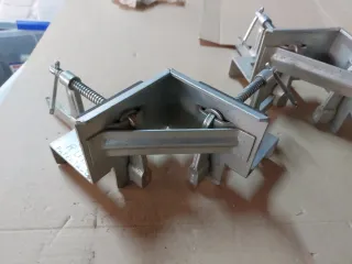 2 Prensa de esquina antigua. Sargento de esquina