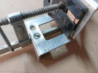 2 Prensa de esquina antigua. Sargento de esquina