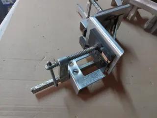 2 Prensa de esquina antigua. Sargento de esquina