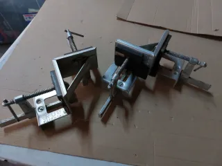 2 Prensa de esquina antigua. Sargento de esquina