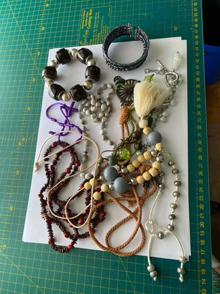 Varios collares y pulseras