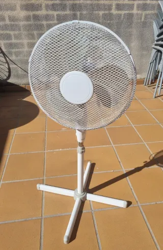 Ventilador de pie blanco