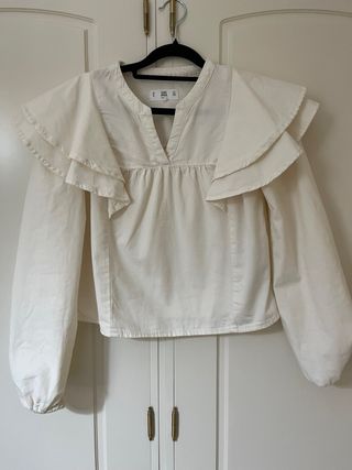 Blusa blanca con volantes