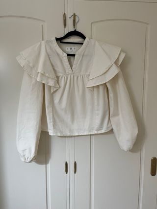 Blusa blanca con volantes