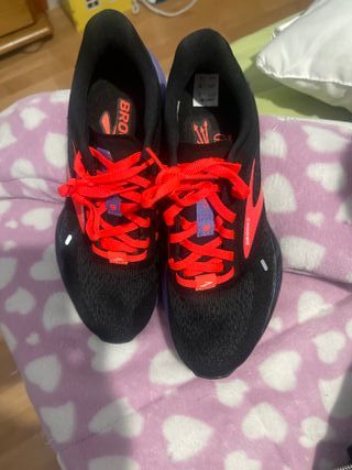 Deportivas Brooks Negras y Rojas