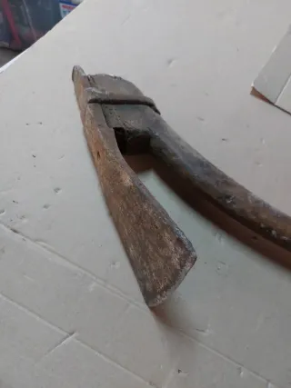 Azuela antigua de madera y metal