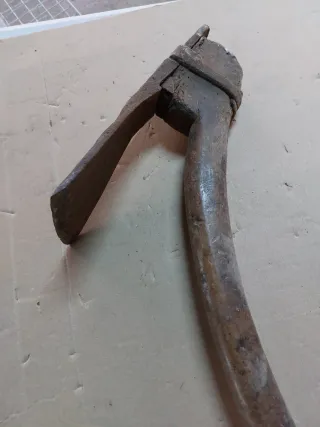 Azuela antigua de madera y metal