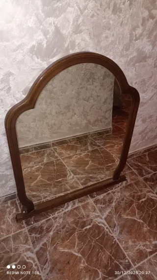 Espejo de madera con marco curvo