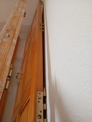 Puerta de madera con natural limpia