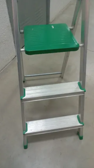 Escalera de aluminio plegable