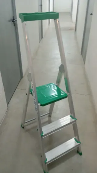 Escalera de aluminio plegable