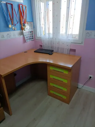 Escritorio de esquina madera y cajones verdes