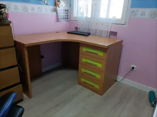 Escritorio de esquina madera y cajones verdes