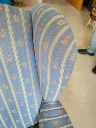 Sillón orejero azul con estampado floral