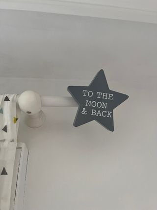 Barra cortina con apliques y cortina