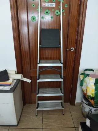 Escalera plegable de aluminio