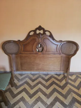 Cabecero de madera con ratán