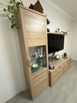 Mueble de salón madera y cristal
