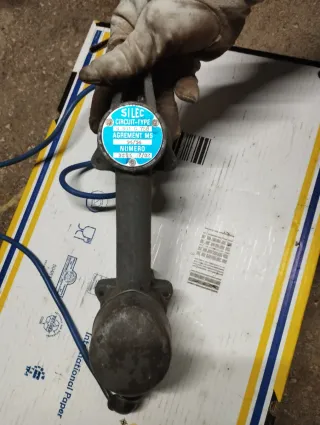 Teléfono antiguo de mina gris